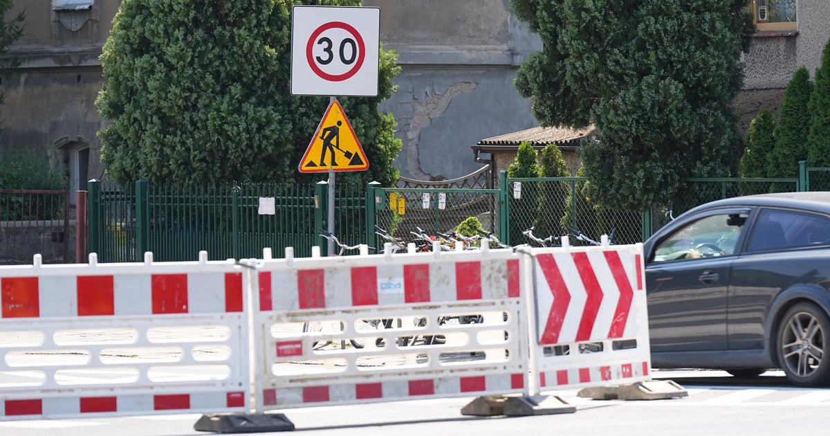 Drogowcy wchodzą na ul. Moniuszki, nocny 259 zmienia trasę