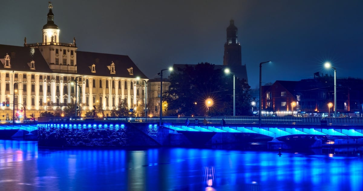 Świetlne testy na mostach Uniwersyteckich. Jakie kolory iluminacji zostaną?