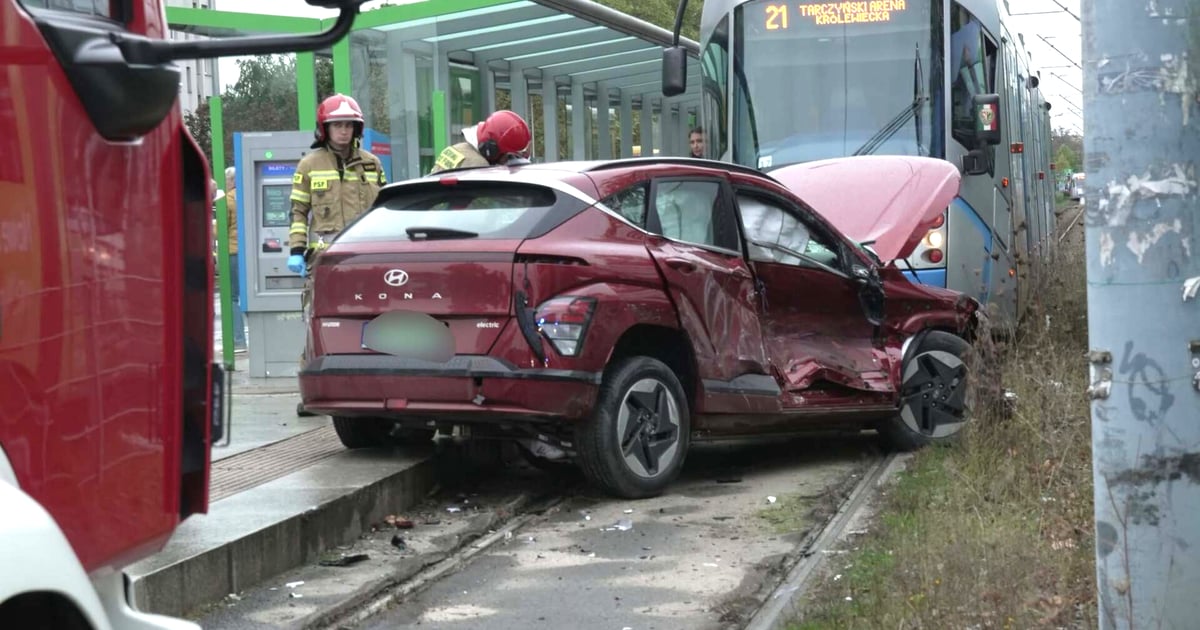 Kolizja tramwaju z samochodem na ul. Świeradowskiej. Zablokowane torowisko na Gaju