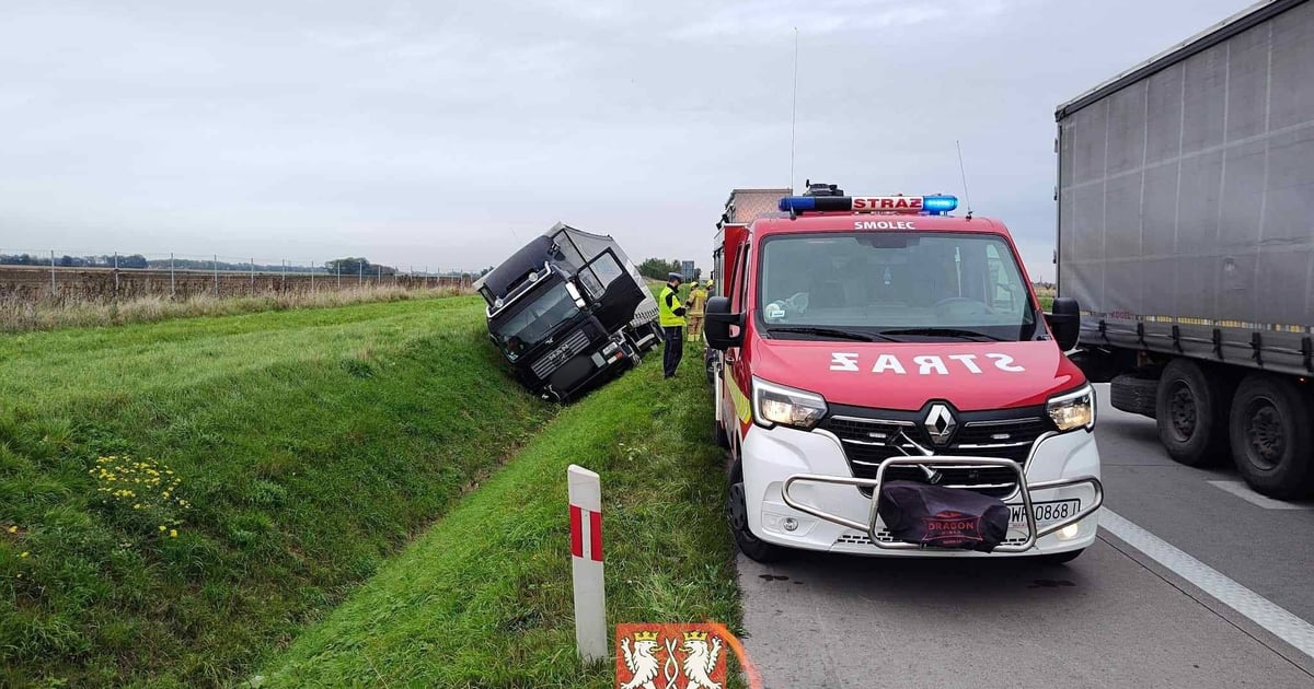 Korek na autostradzie A4. Wypadek koło Wrocławia. Ciężarówka w rowie