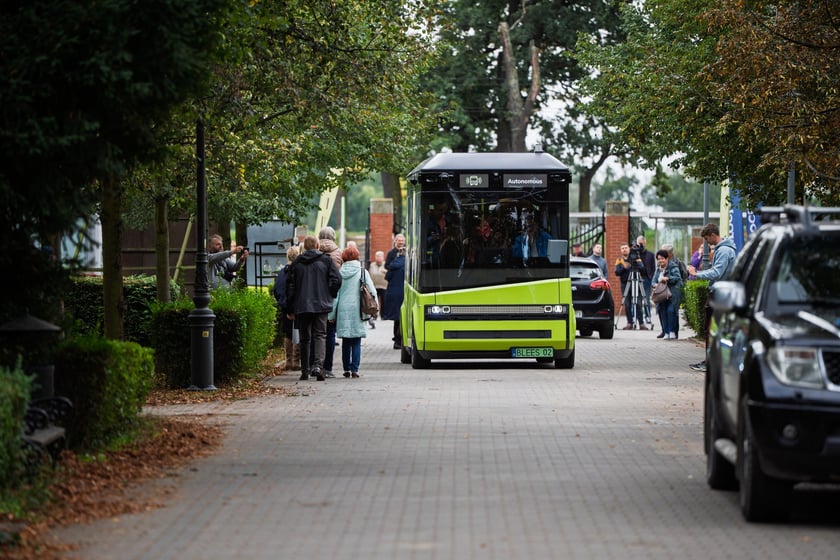 Autonomiczny minibus na Cmentarzu Osobowickim od środy zabierze pasażerów