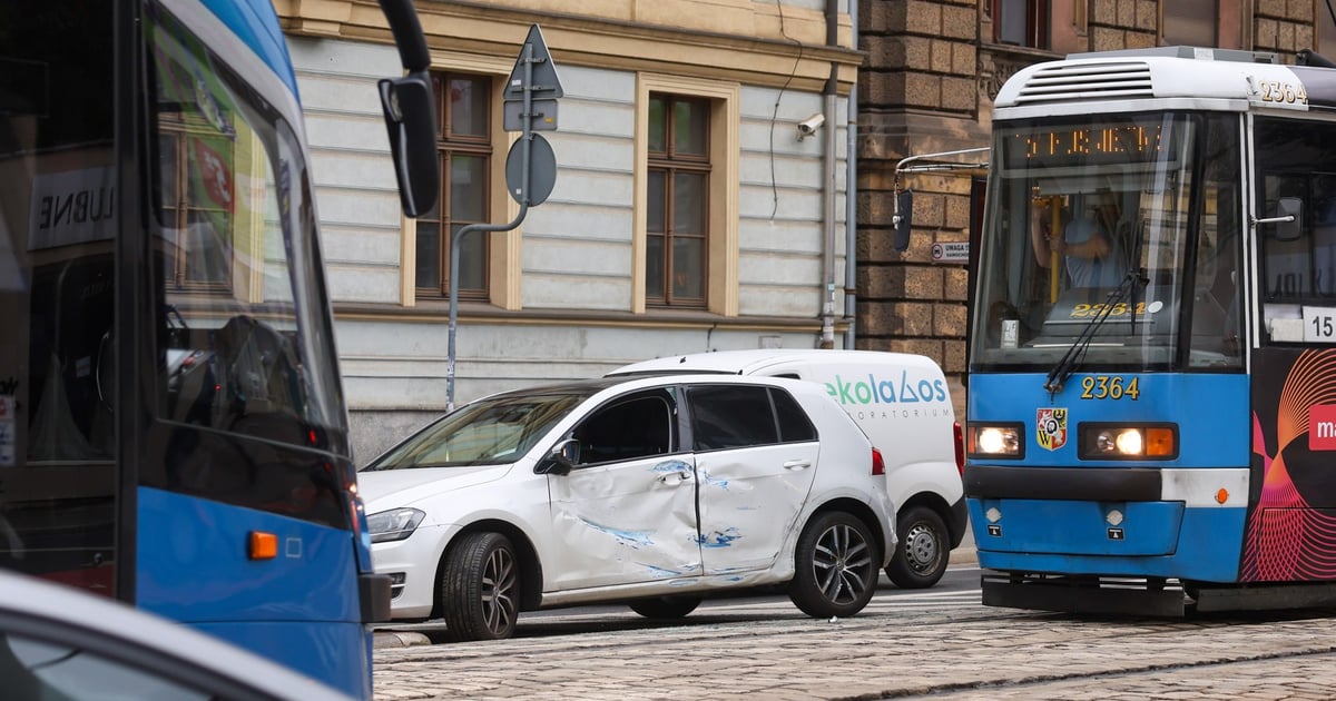 Duże utrudnienia na Piłsudskiego. Zderzenie samochodu z tramwajem
