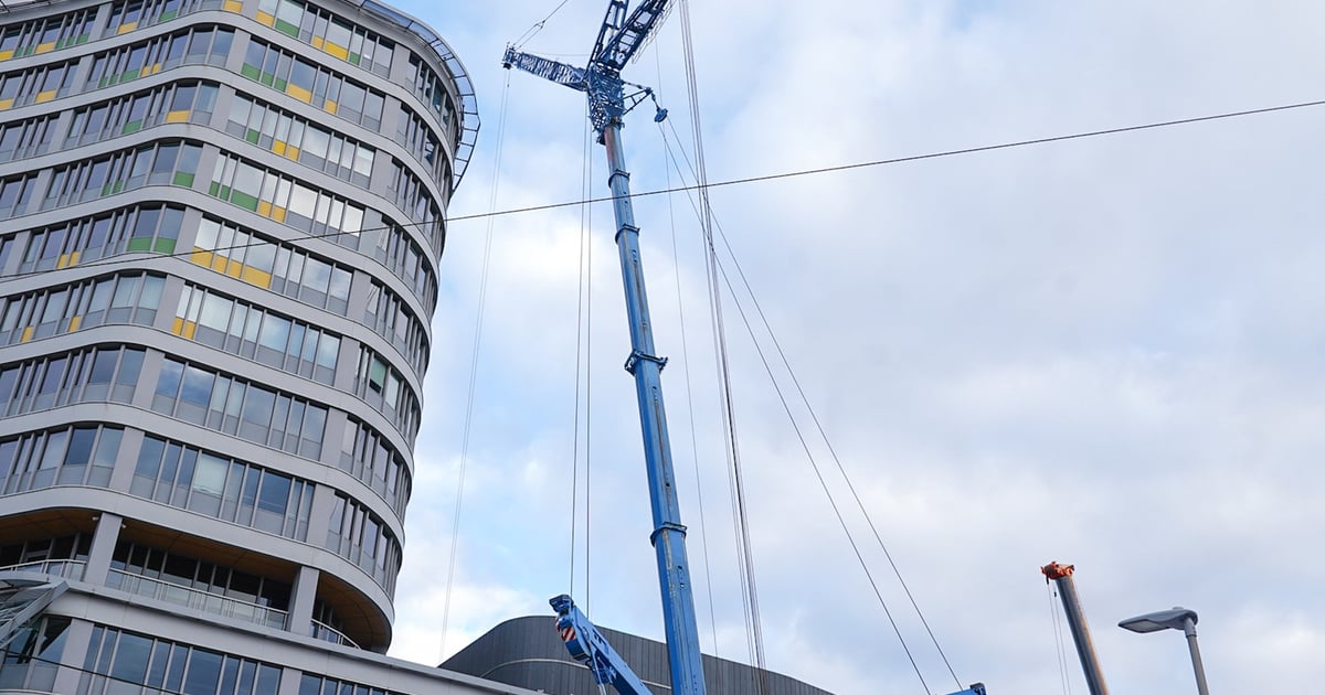 Kolos dźwignął 12-tonową maszynerię na dach Grunwaldzki Center