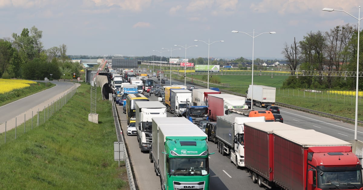 Kolizja busa z samochodem osobowym na A4 pod Wrocławiem. Utrudnienia w ruchu