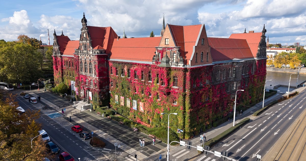 Jesienią to najczęściej fotografowany budynek we Wrocławiu. Wygląda pięknie!