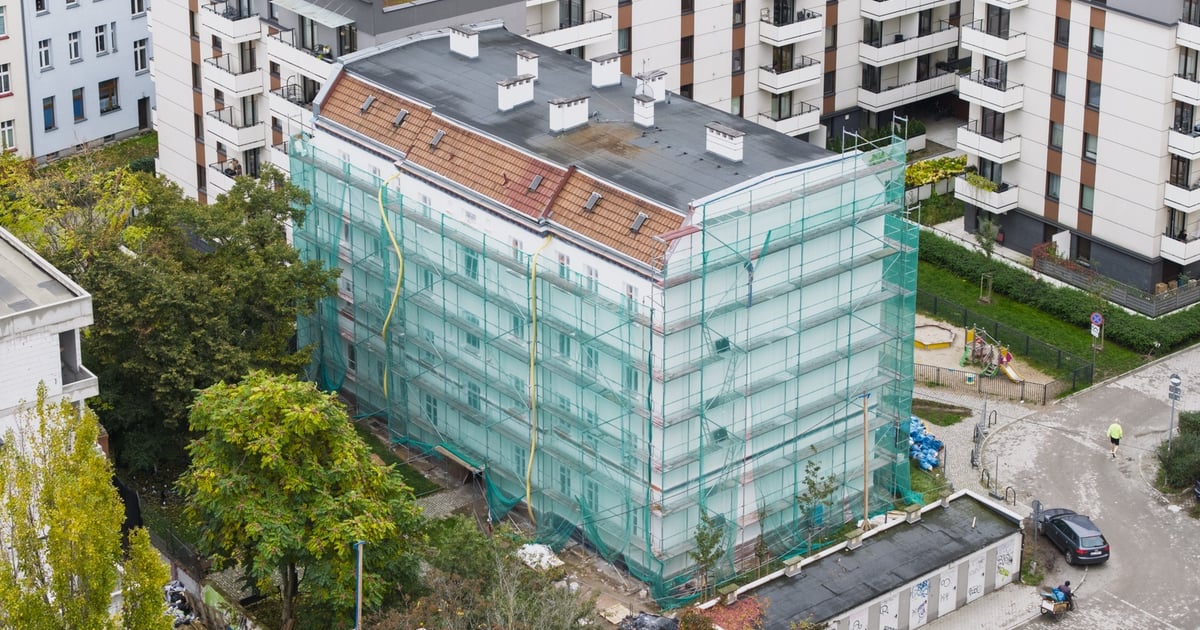 Nie wełną, a farbą. Tak ocieplają budynek na Przedmieściu Oławskim