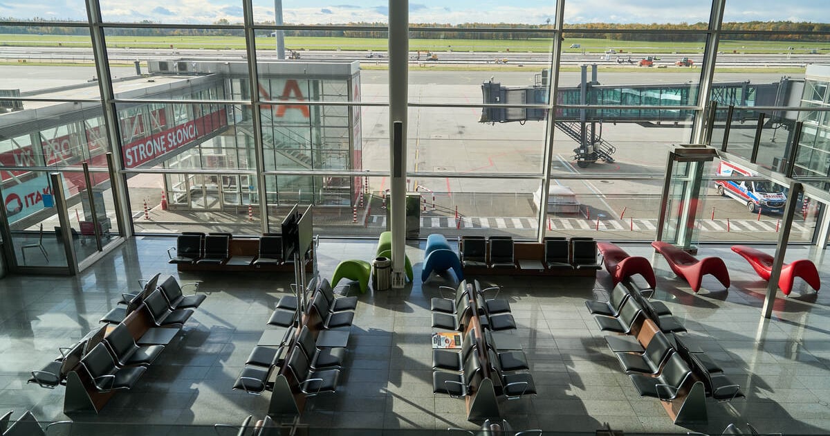 Wrocławskie lotnisko zamknięte na 40 dni. Pusty terminal robi wrażenie
