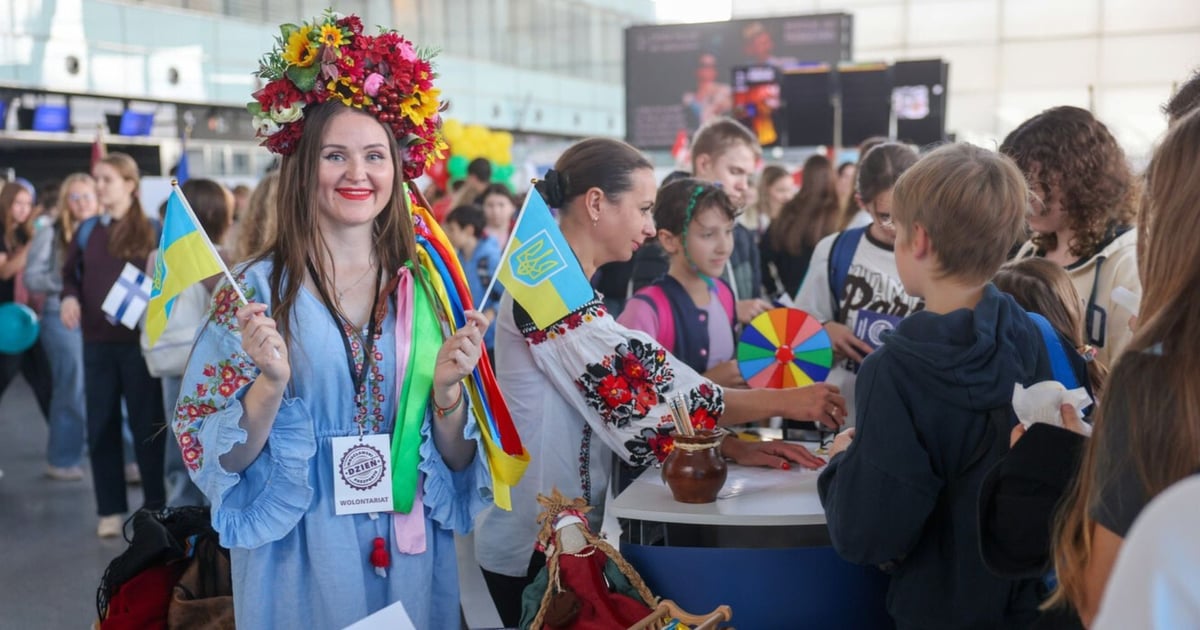 Lotów brak, a lotnisko pełne. To był kolorowy Dzień Paszportu