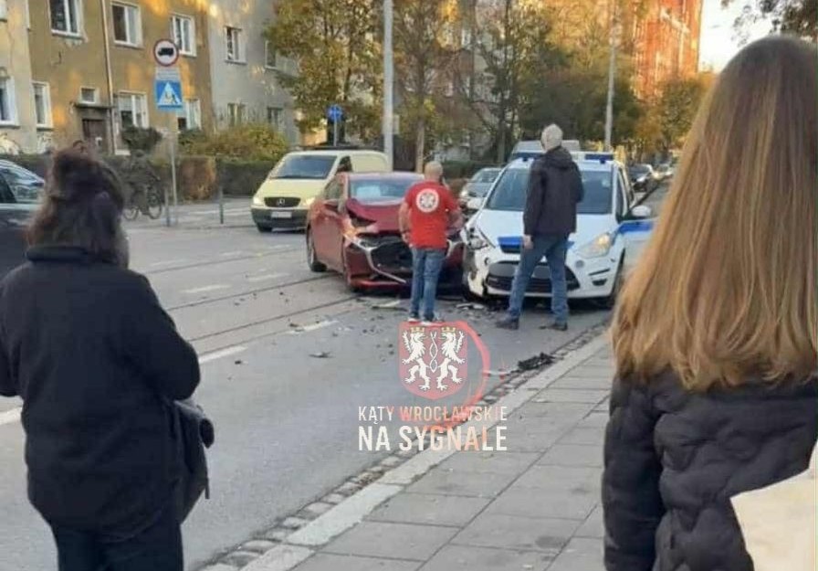 Kolizja na Nowowiejskiej. Tramwaje jadą objazdem [AKTUALIZACJA]