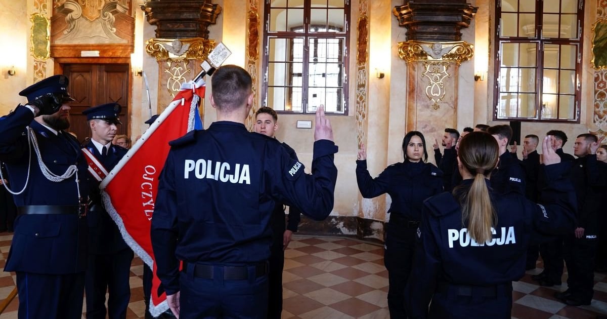Stu nowych policjantów i policjantek złożyło ślubowanie we Wrocławiu