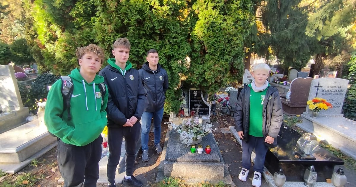 Zgodnie z tradycją – młodzież Śląska zadbała o groby