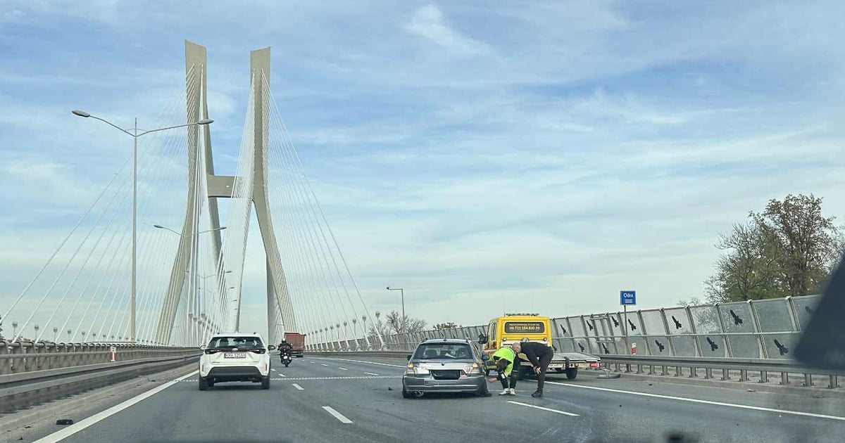 Wypadek na AOW. Samochód blokuje dwa pasy