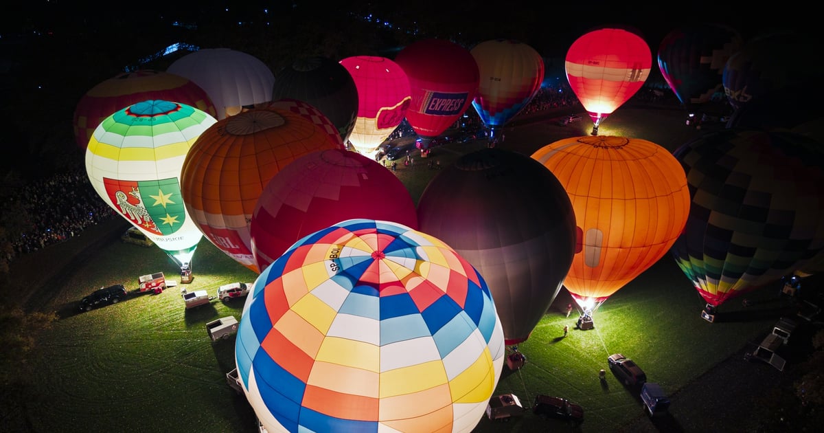 Bajeczny pokaz balonów na tle wieczornego nieba. Zobacz fantastyczne zdjęcia