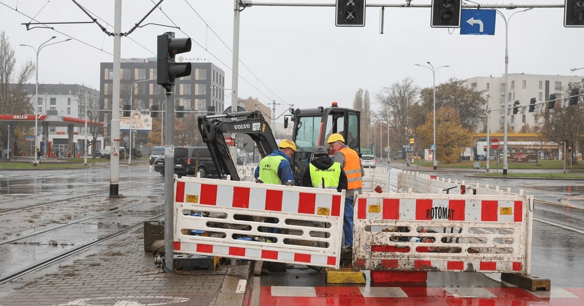 Awaria wodociągowa na skrzyżowaniu Ślężnej z Armii Krajowej. Utrudnienia dla kierowców