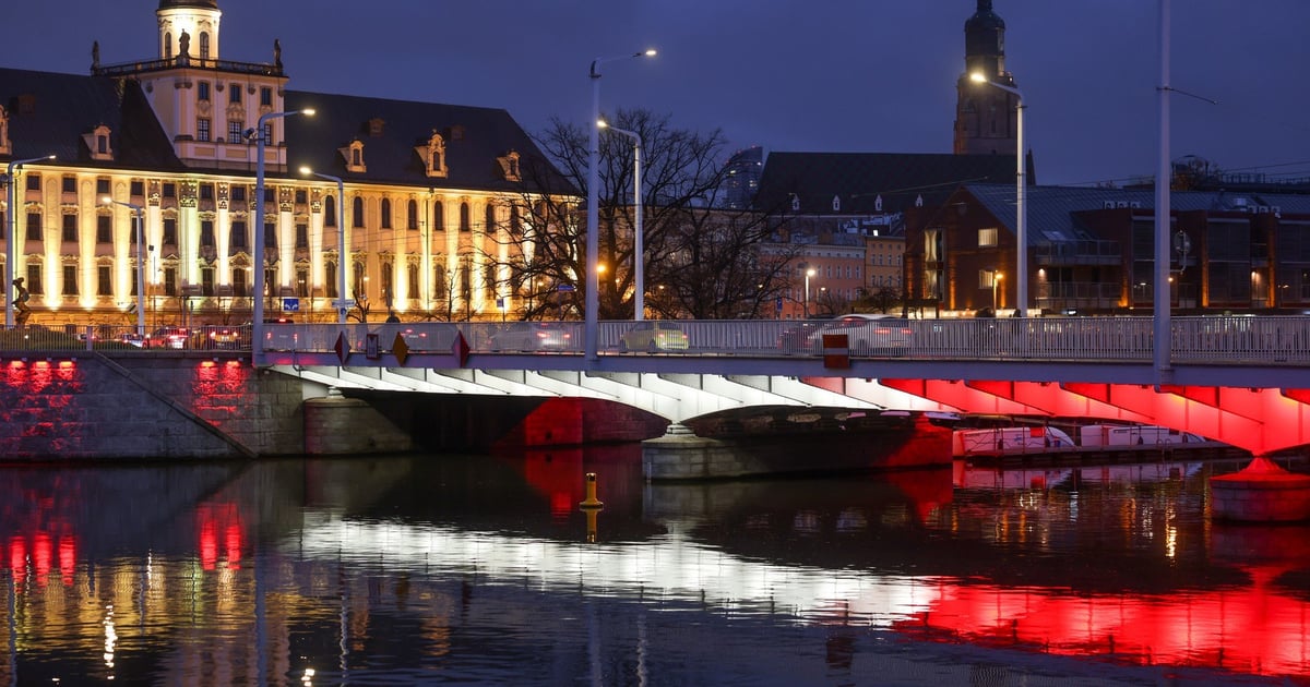 Mosty Uniwersyteckie na biało-czerwono. Jest pięknie i patriotycznie [ZDJĘCIA]