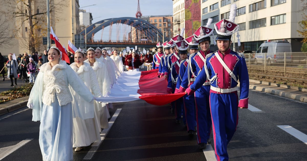 Radosna Parada Niepodległości we Wrocławiu - tłum uśmiechniętych ludzi