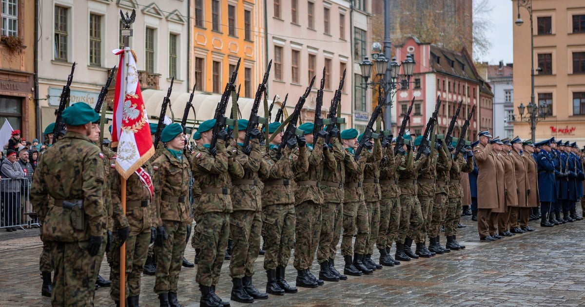 Święto Niepodległości na wrocławskim Rynku. Hymn w samo południe