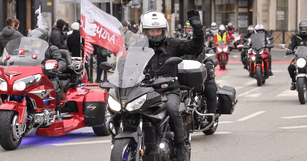 Łopot flag, ryk silników. Kawalkada motocyklistów na Dzień Niepodległości