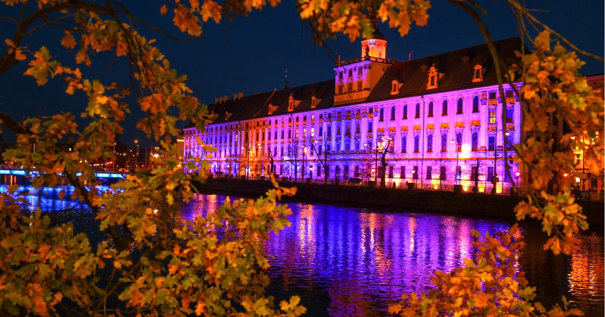 Most Uniwersytecki i gmach Uniwersytetu lśnią błękitem uniwersyteckim