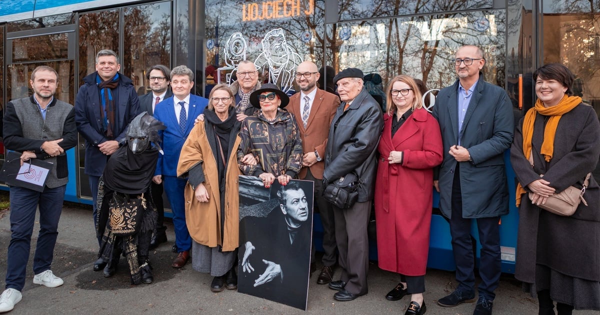 Tramwaj im. Wojciecha Jerzego Hasa już jeździ po Wrocławiu [ZDJĘCIA]