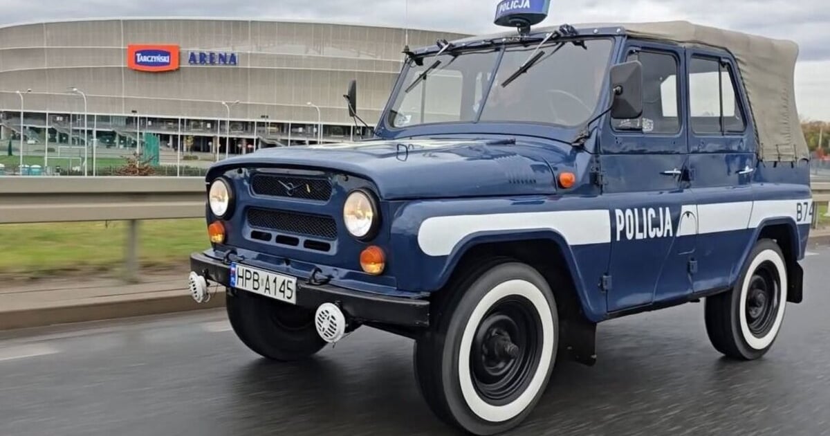 Zabytkowy policyjny UAZ z Wrocławia trafił do Muzeum Motoryzacji WENA w Oławie