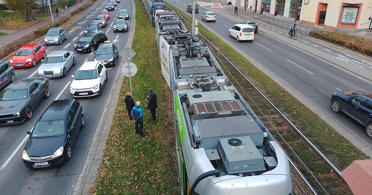 Uwaga, na Legnickiej wykoleił się tramwaj. Są utrudnienia i objazdy