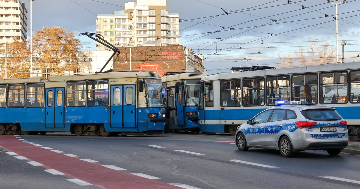 Uwaga, brak przejazdu na pl. Jana Pawła II. Zderzyły się tramwaje | AKTUALIZACJA