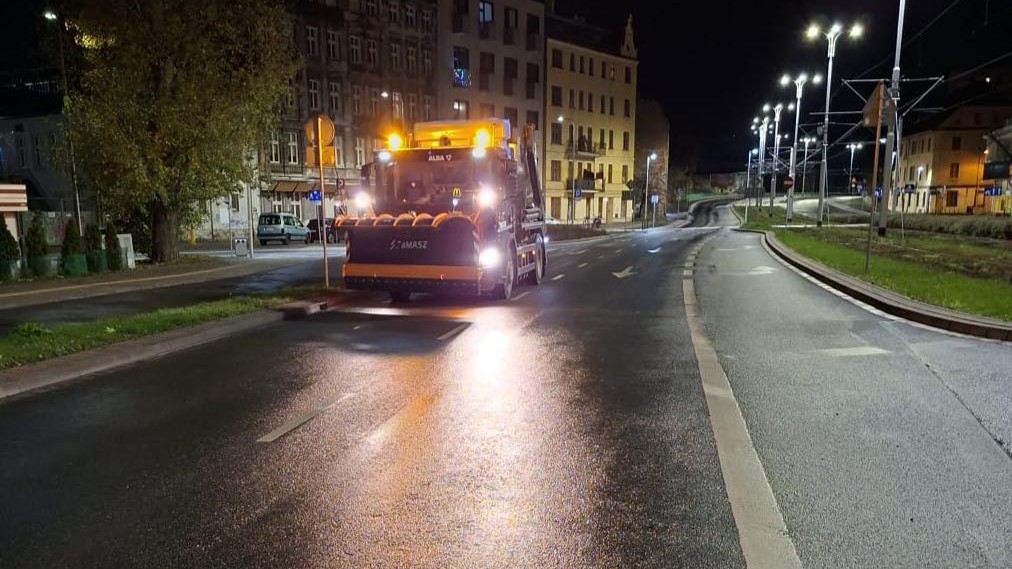 Przyszło ochłodzenie - uwaga, bo ślisko w nocy i o porankach. Pługosyparki na ulicach