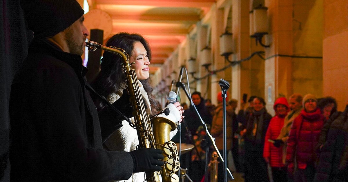 Koncert i pełne życzliwości gesty pod Arkadami na KDM. Co to za okazja?