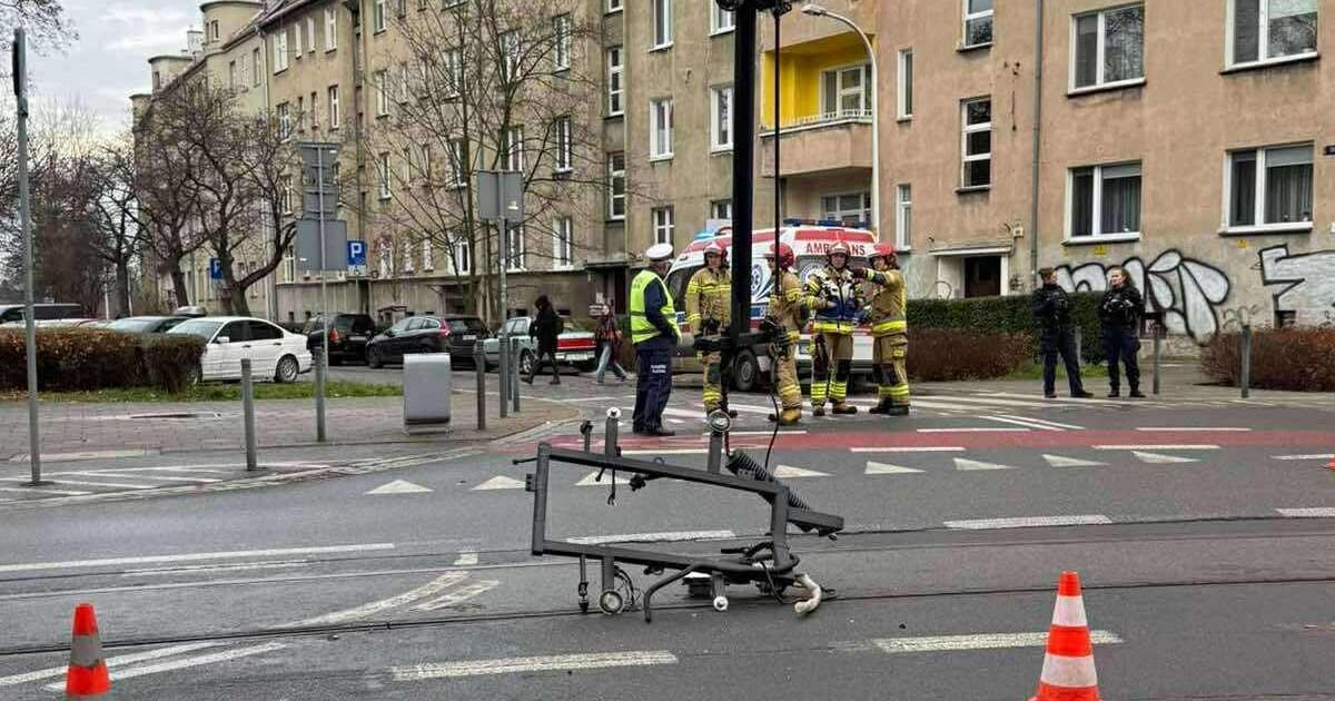 Złamany pantograf na Nowowiejskiej. Tramwaje jadą objazdami