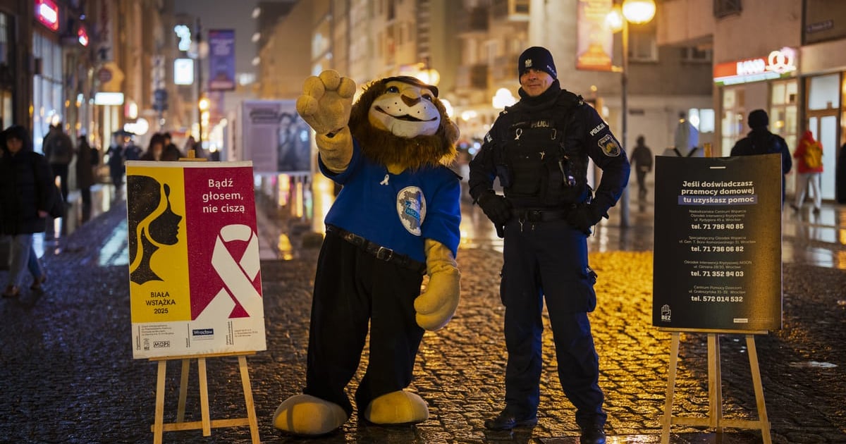 Na Oławskiej rozdawali białe wstążki. To istotny symbol walki z przemocą