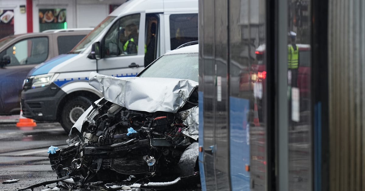 Uwaga, wypadek u zbiegu Gajowickiej i Hallera. Samochód zderzył się z tramwajem
