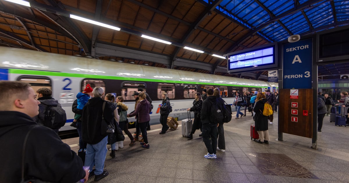 Problemy pasażerów pociągów. Śnieg opóźnił wiele połączeń z Wrocławiem