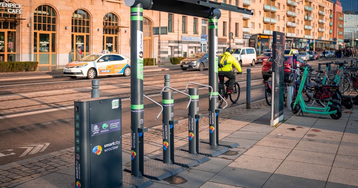 We Wrocławiu działają już 4 darmowe stacje ładowania hulajnóg i rowerów