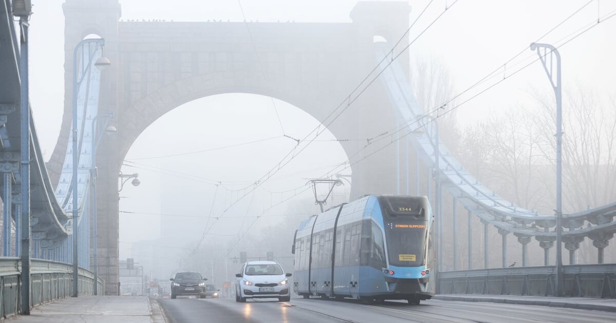 Uważajcie na drogach. Gęsta mgła we Wrocławiu