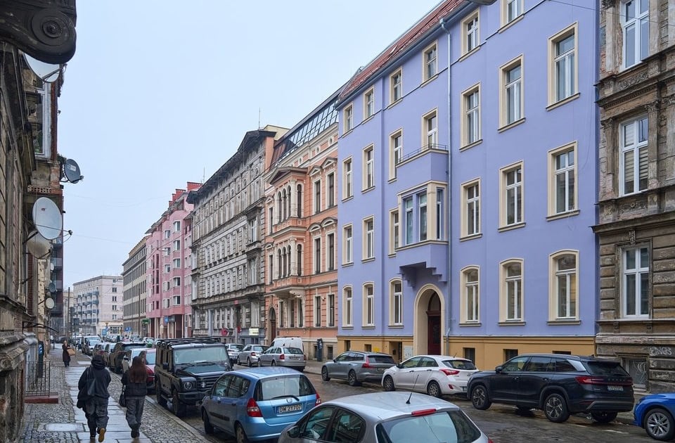 Kontrast kolorów na Lelewela. Kamienica po remoncie | ZDJĘCIA