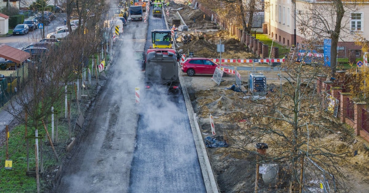 Na połowie Koszarowej jest już asfalt. Co się dzieje na budowie?