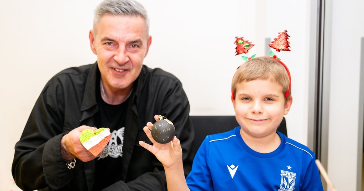 Maciej Zieliński i inni sportowcy pomogli ubrać choinkę małym pacjentom