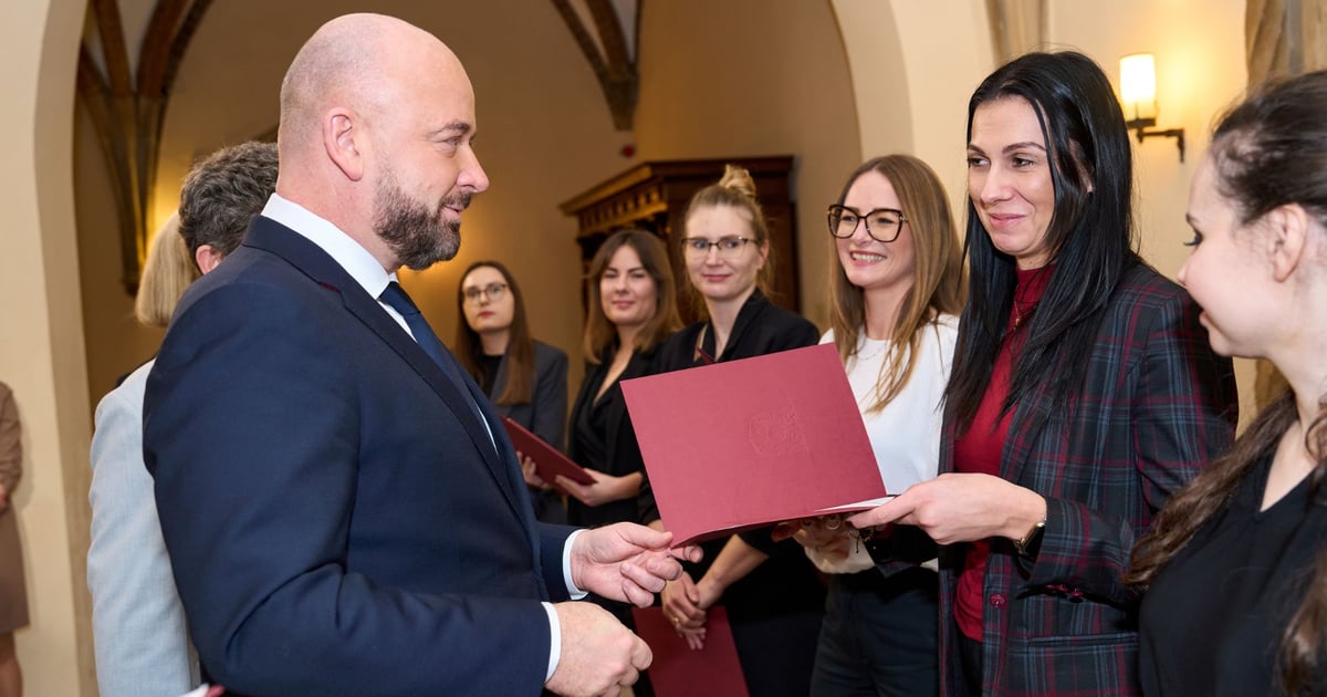Nauczyciele złożyli ślubowanie. Mamy zdjęcia z uroczystości w Starym Ratuszu