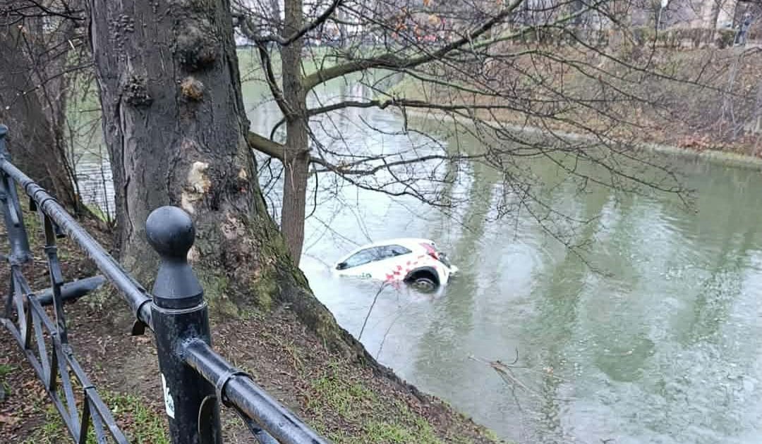 Samochód w Fosie Miejskiej. Akcja służb na Podwalu we Wrocławiu
