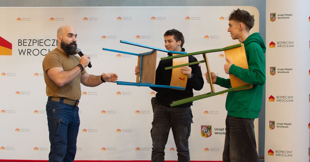 „Ta wiedza przyda się wszystkim”. Bezpieczny Wrocław szkolił dziś w dwóch liceach