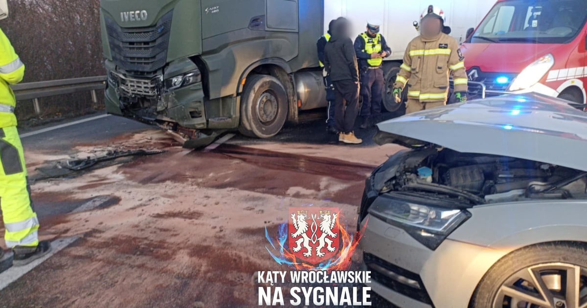 Uwaga! Zderzenie ciężarówki i osobówki na węźle Kostomłoty - wjazd na A4