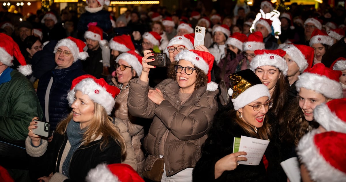 Radosne kolędowanie przy choince. Były też niespodzianki! | ZDJĘCIA