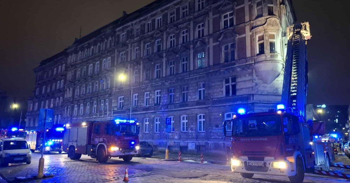 Pożar kamienicy przy ul. Drzewnej. Mieszkańcy przeczekali w autobusie MPK