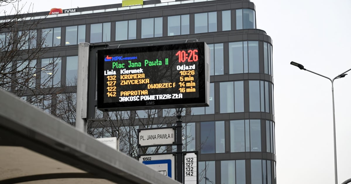 MPK Wrocław testuje nowe, kolorowe tablice przystankowe