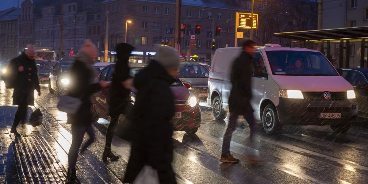 Uwaga! We Wrocławiu zimno, a od wtorku marznące opady. Są też zamiecie