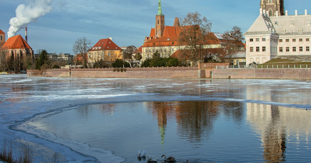 Odra miejscami zamarznięta. Wchodzenie na lód na rzece bardzo niebezpieczne