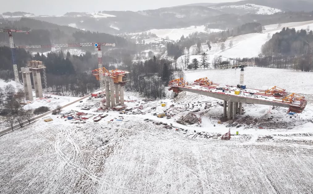 Mimo śnieżyc Czesi budują autostradę D11 do granicy z Polską FILM
