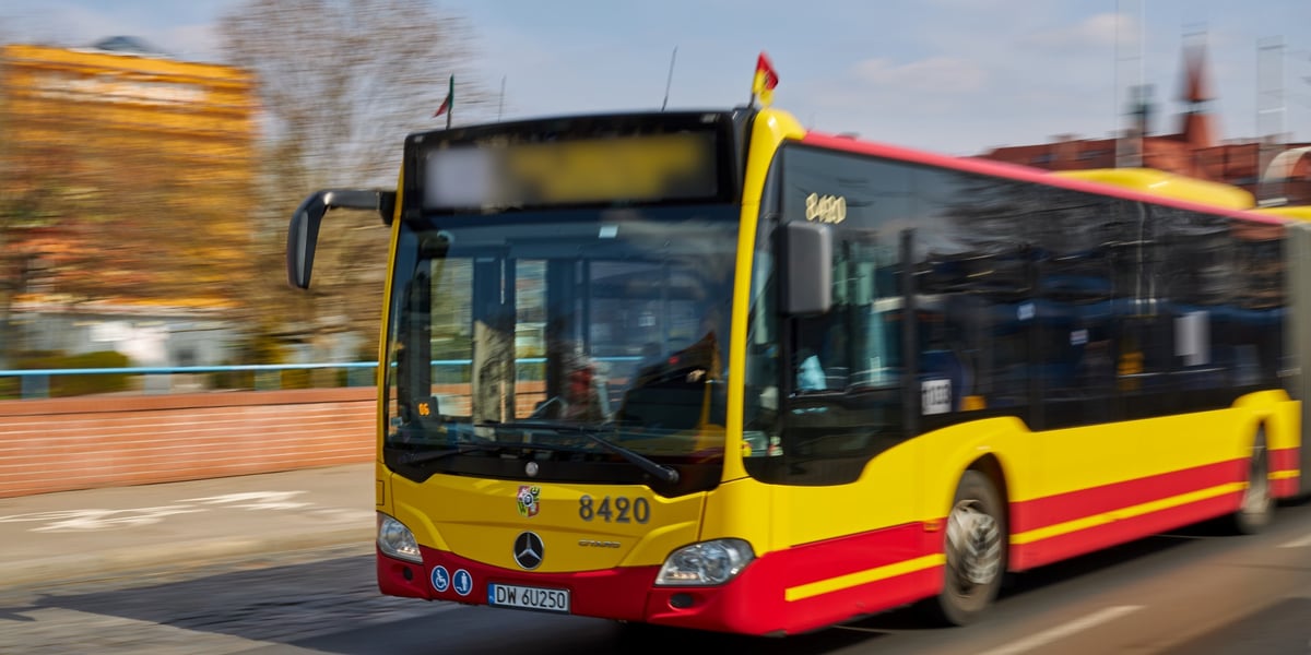 Usuwanie awarii przy ul. Borowskiej i Suchej. Autobusy pojadą inną trasą