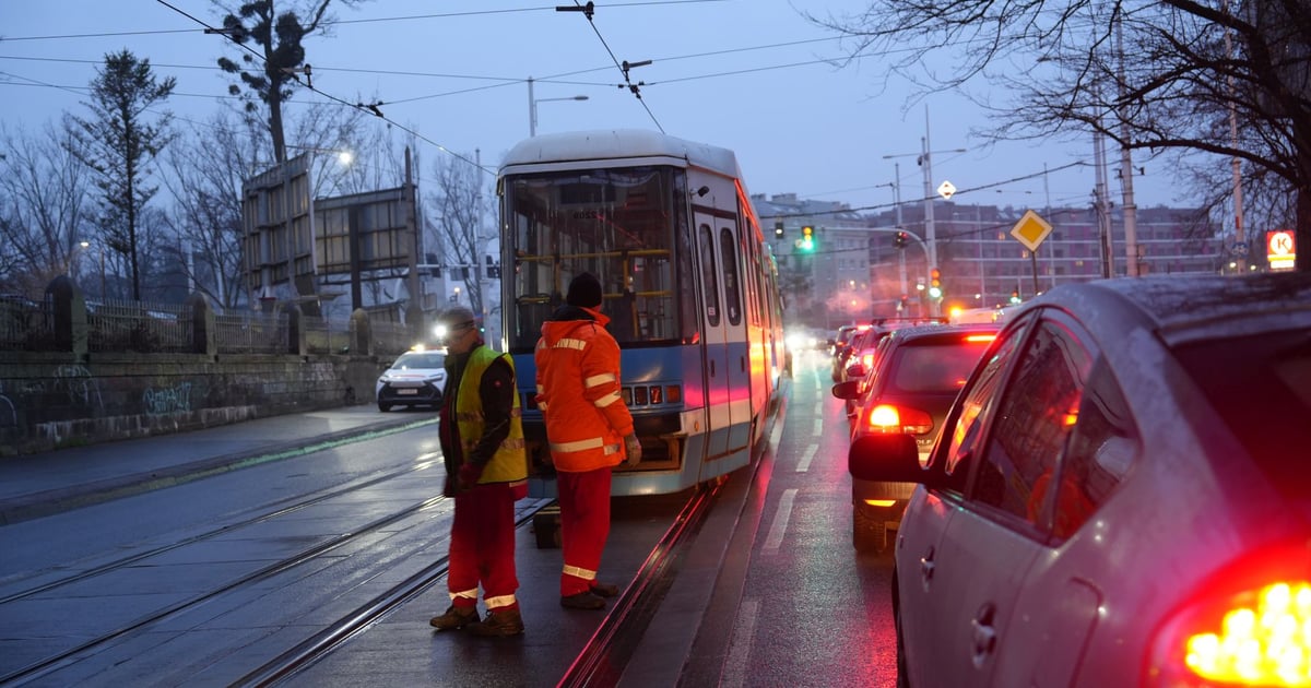 Złamany pantograf przy Pułaskiego - brak dla tramwajów przejazdu